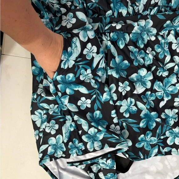 BloomChic Tropical Flower Print Pockets One-Piece Swimsuit. Size 30 - Picture 14 of 15